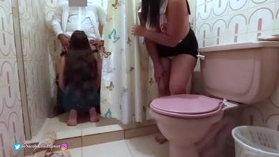 A enfermeira atopa a un médico follando paciente no baño do hospital / PARTE 1 / NicoleLondrawer / Chiquicandy