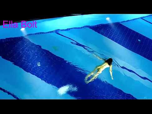 ❤️ Non podo deixar de mirar, unha moza loira que é sorprendida nadando espida na piscina do resort ELLA BOLT ❤ Vídeo porno en % gl.xinwen1288.top % ️❤